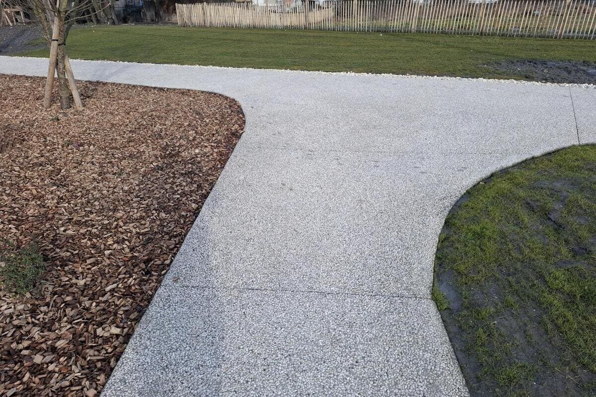 R&eacute;alisation b&eacute;ton d&eacute;sactiv&eacute; Stylperf dans un parc de Montmelian