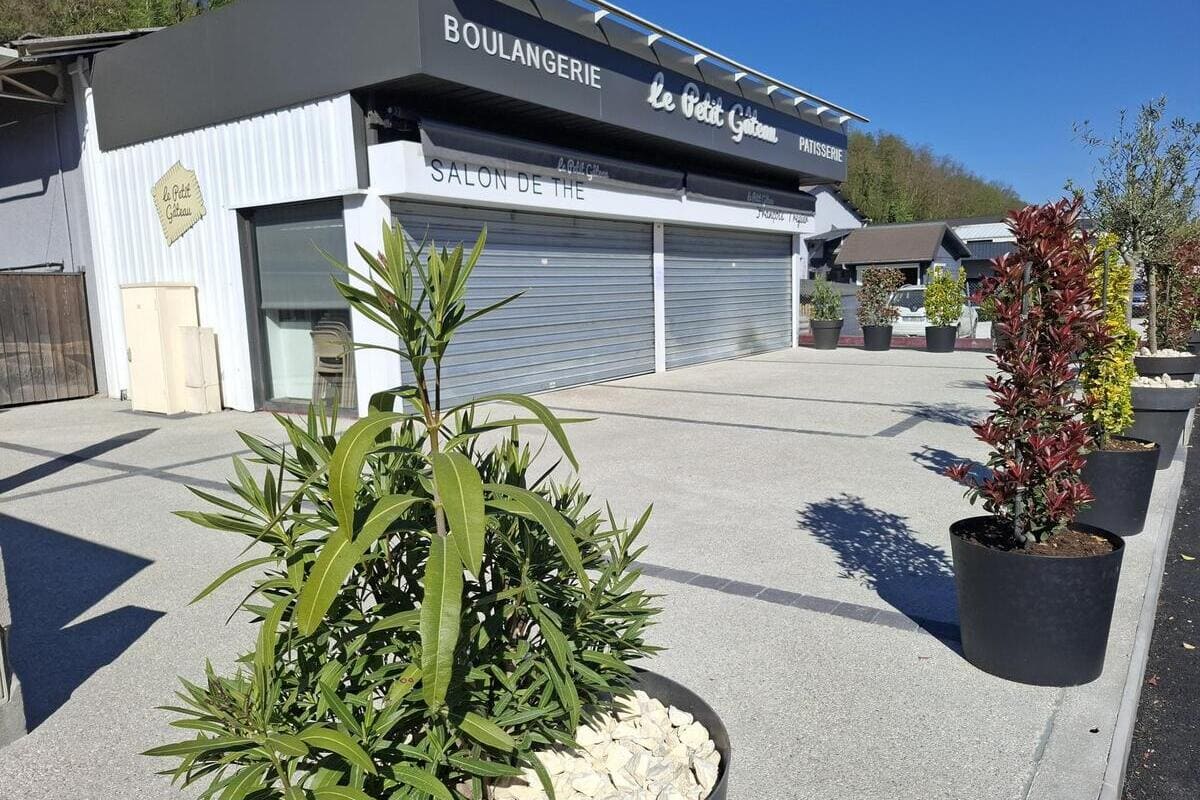 R&eacute;alisation b&eacute;ton D&eacute;sactiv&eacute; sur parvis d'une boulangerie &agrave; Aix-les-Bains