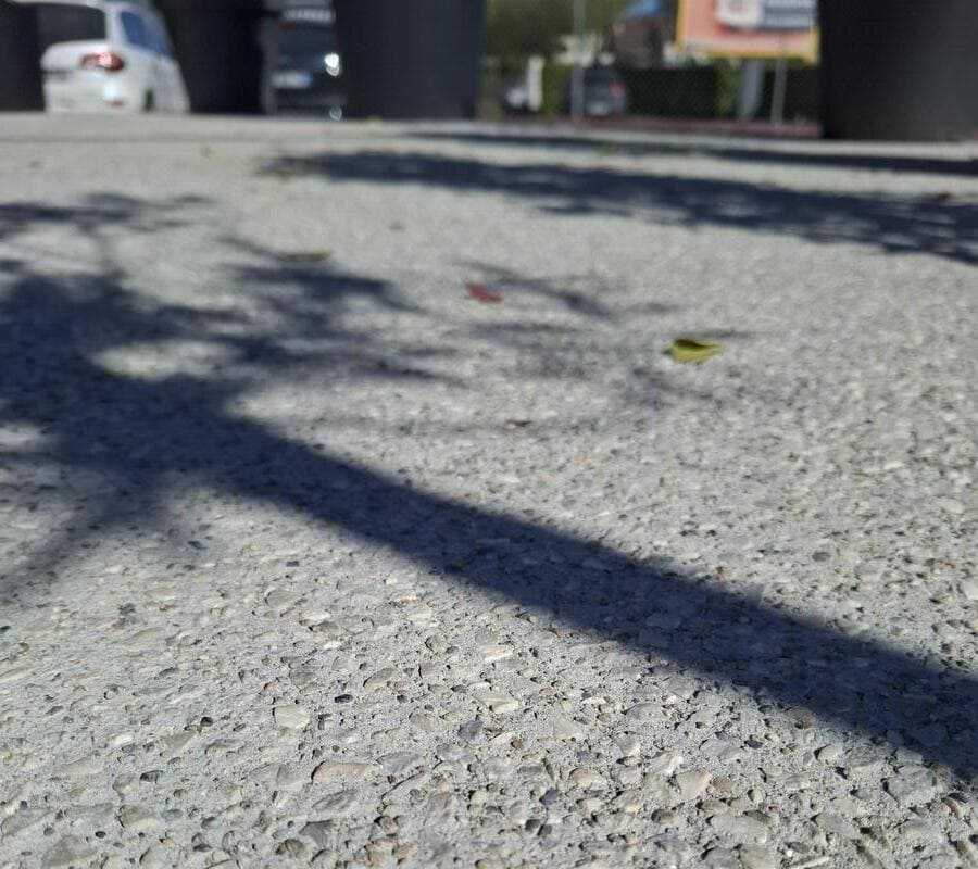 R&eacute;alisation b&eacute;ton D&eacute;sactiv&eacute; sur parvis d'une boulangerie &agrave; Aix-les-Bains Zoom
