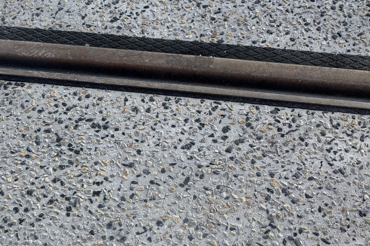 R&eacute;alisation b&eacute;ton d&eacute;sactiv&eacute; Stylperf Tram T7 Lyon Zoom