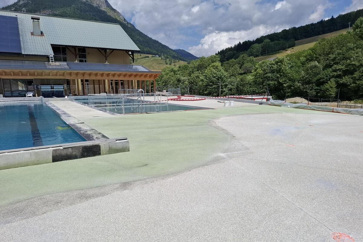 R&eacute;alisation b&eacute;ton drainant Stylperf piscine Aillon-le-Jeune 