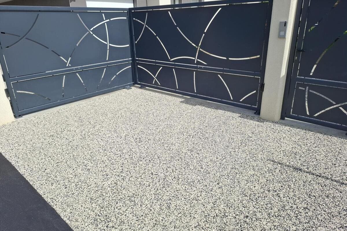 R&eacute;alisation b&eacute;ton drainant Stylperf &agrave; Pontcharra devant portail