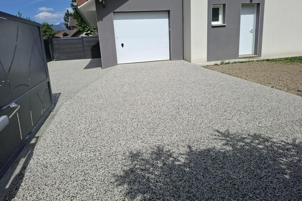 R&eacute;alisation b&eacute;ton drainant Stylperf &agrave; Pontcharra cours int&eacute;rieur