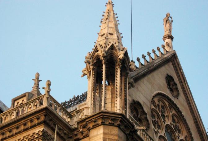 Clocheton de Notre-Dame de Paris en ciment naturel Prompt Vicat