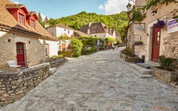 Saint-Cirq-Lapopie: paving the streets